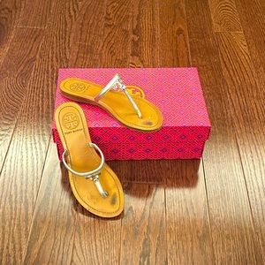 *ShopLINE* Tory Burch T-Logo Flag Thong-Metallic Saffiano - Size (5)